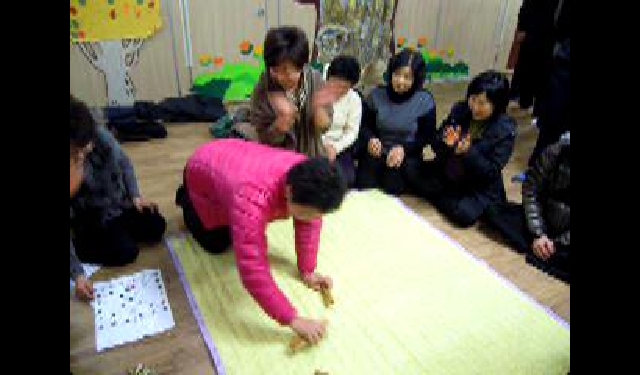 가족끼리, 이웃끼리, 윷놀이 한 판 어때요?