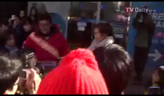 111224한지민 명동에서 아동 돕기 모급캠페인! 다들 보셨겠지요..?